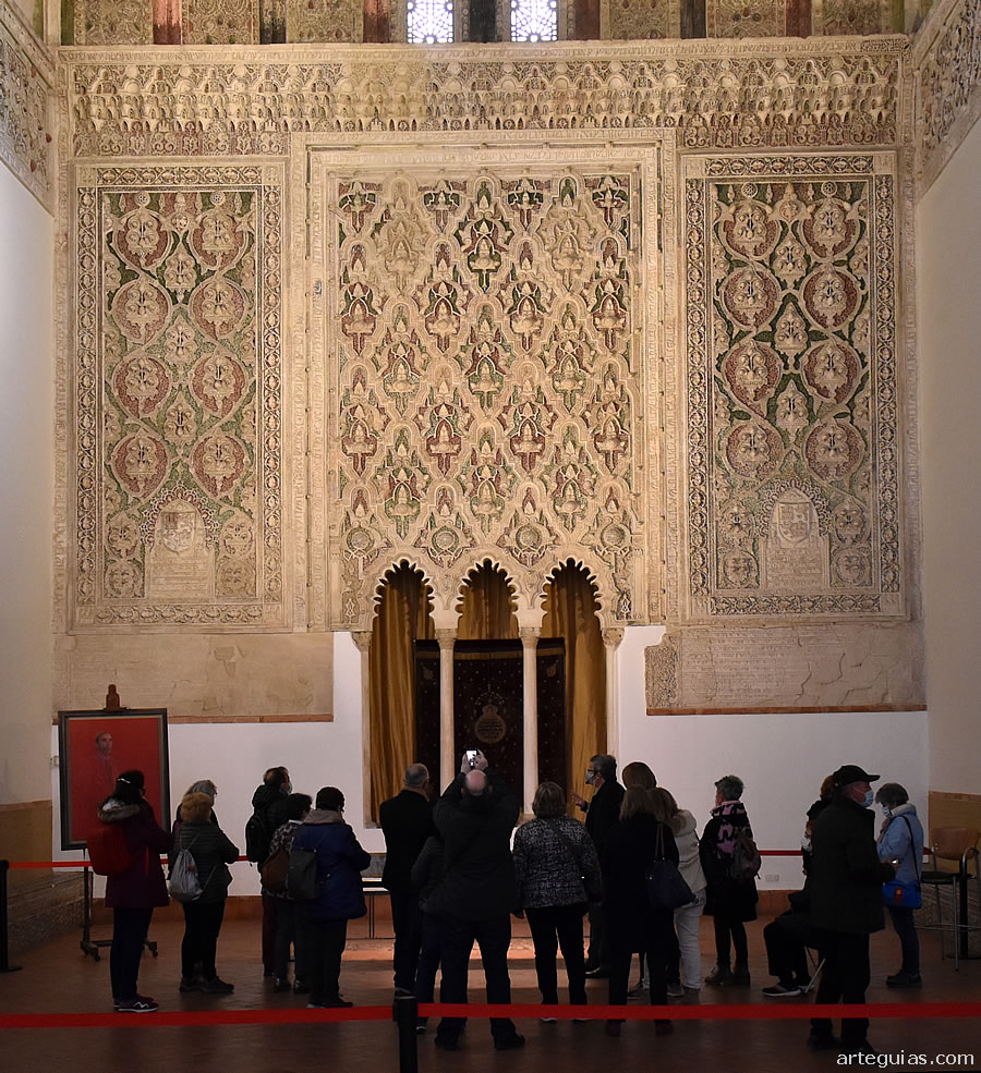 Admirando la sala de oración de la Sinagoga del Tránsito