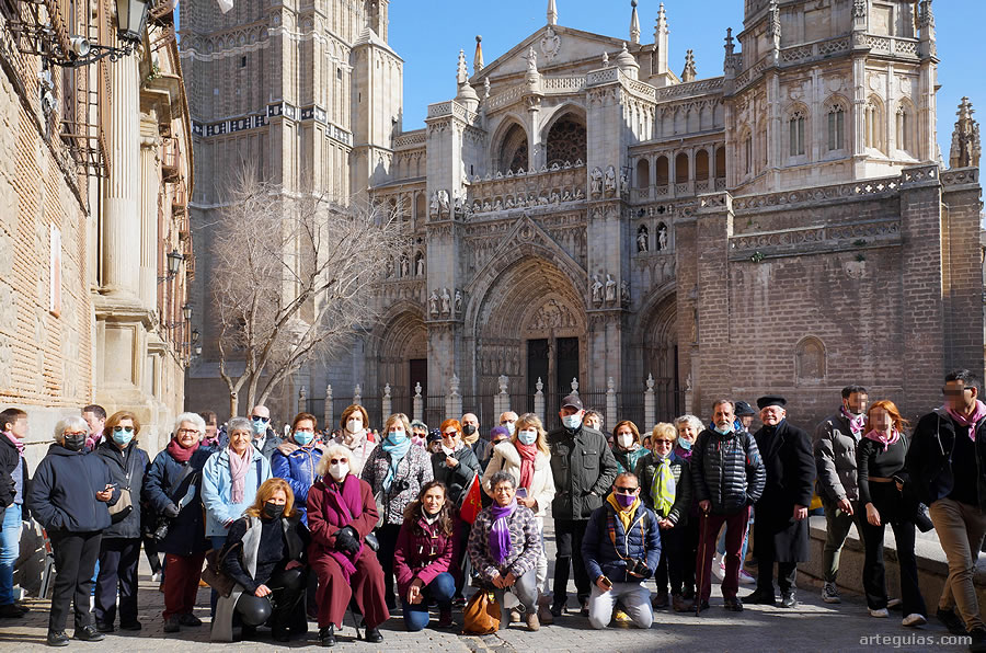 El grupo posando ante la catedral de Toledo