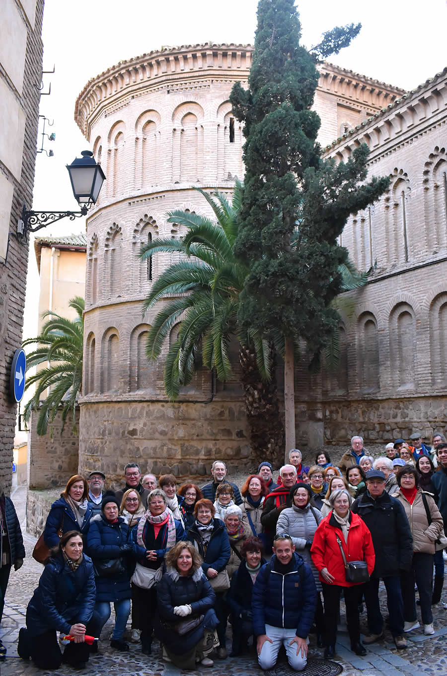 Foto de familia ante la iglesia mudéjar de San Bartolomé