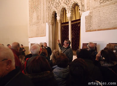 Explicaciones en la sala de oraci&oacute;n de la Sinagoga del Tr&aacute;nsito
