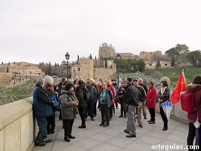 Llegada a Toledo a primera hora de la ma&ntilde;ana: atravesando el puente de San Mart&iacute;n sobre el r&iacute;o Tajo
