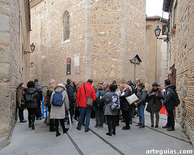 A las puertas de la iglesia de San Rom&aacute;n
