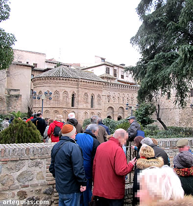 Imagen del desarrollo del viaje. Delante de la Ermita del Cristo de La Luz