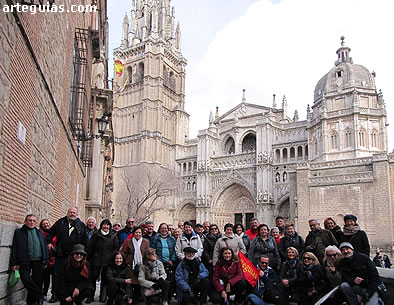 Foto de familia ante la fachada de la catedral de Toledo