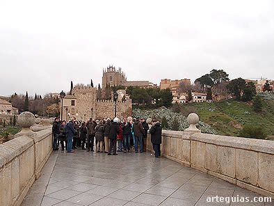 Sobre el Puente de San Mart&iacute;n camino de la juder&iacute;a