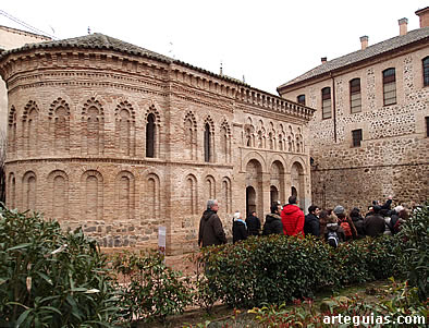 Imagen de este viaje guiado a Toledo: frente a la Iglesia del Cristo de la Luz, antigua mezquita