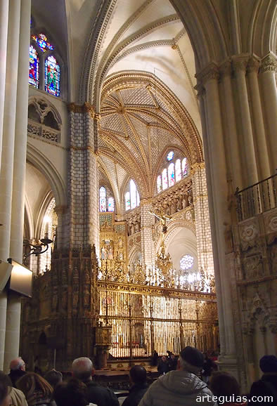 Acercándonos al transepto y la cabecera de la catedral