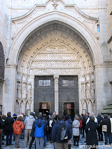Salimos a la catedral por la Puerta del Reloj, con su portada realizada a comeinzos del siglo XIV. Nos detuvimos a analizar su iconografía relacionada con la vida de Cristo
