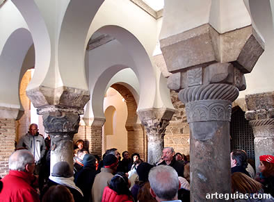 Admirando la sala de oaración musulmana de época califal (siglo X)