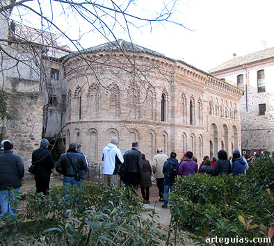 Ante el histórico y seductor edificio del Cristo de la Luz, antigua mezquita de Bab al Mardum