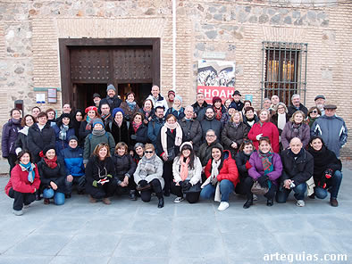 Foto de familia del grupo posando junto a la Sinagoga del Tránsito de Toledo