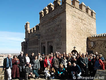 El grupo posando ante la Puerta del Sol de Toledo