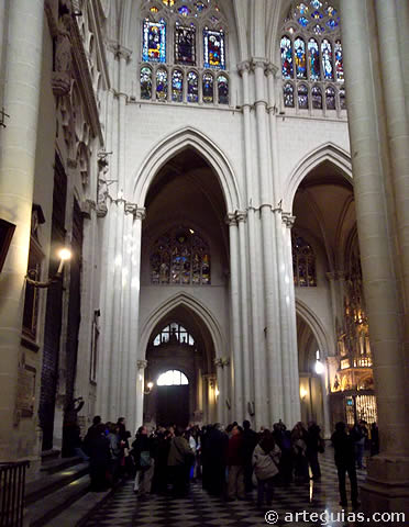 Explicaciones en el interior de la catedral g&oacute;tica