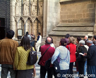 Frente a la Puerta del Reloj de la Catedral de Toledo