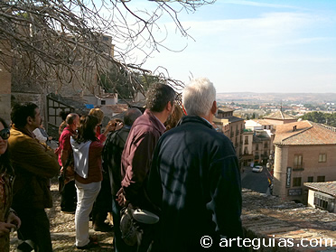 Desde lo alto de la muralla, junto a la Puerta del Sol, admiramos unas bellas vistas de Toledo, en una ma&ntilde;ana primaveral