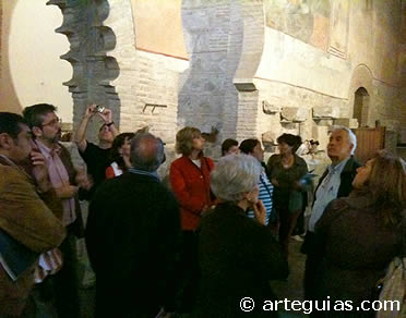 David de la Garma explicando las pinturas murales de la iglesia de San Rom&aacute;n