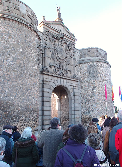 Delante de la monumental Puerta Nueva de la Bisagra, de la época de Carlos V