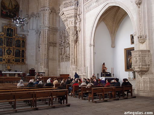 Explicaciones dentro de la majestuosa iglesia de San Juan de los Reyes