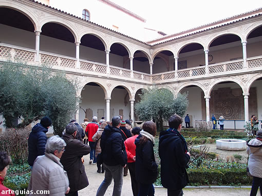 Paseando por el patio noble del Hospital de Santa Cruz