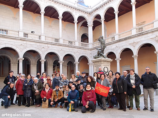 Foto de grupo en el patio renacentista del Alcázar de Toledo