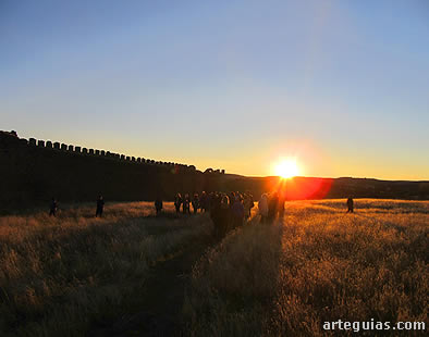 Precioso atardecer en el interior del castillo de Montalb&aacute;n