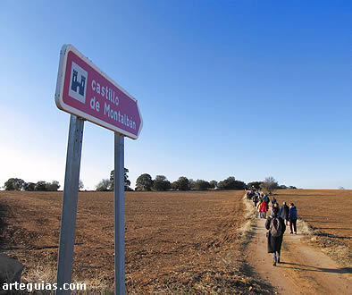 A primera hora de la tarde, tomamos camino hacia el castillo de Montalb&aacute;n