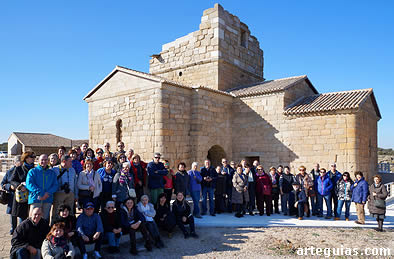 El grupo ante la fant&aacute;stica  iglesia visigoda de  Santa Mar&iacute;a de Melque