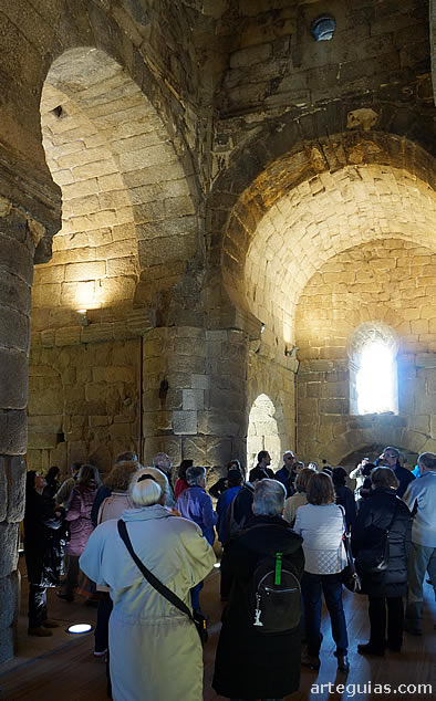 Admirando el monumental interior de este templo del siglo VII-VIII