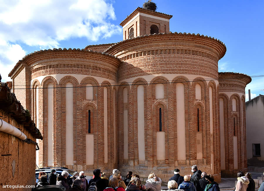 Las iglesias medievales toresanas, salvo la colegiata, pertenecen al románico de ladrillo