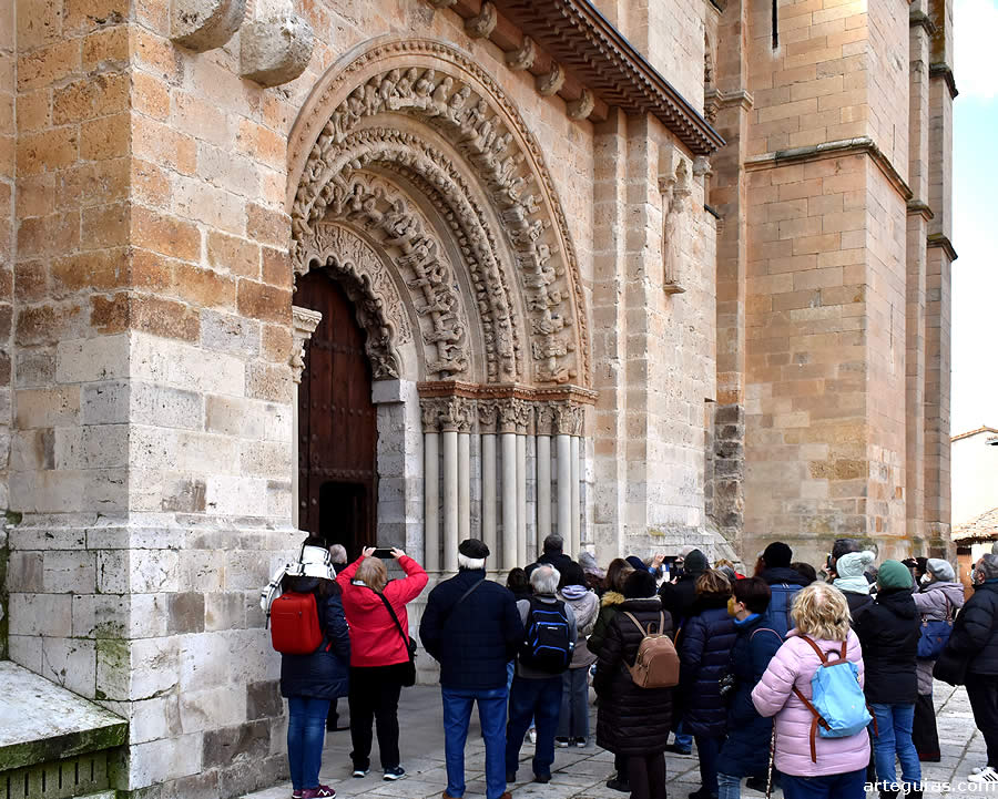 Explicaciones en la puerta norte
