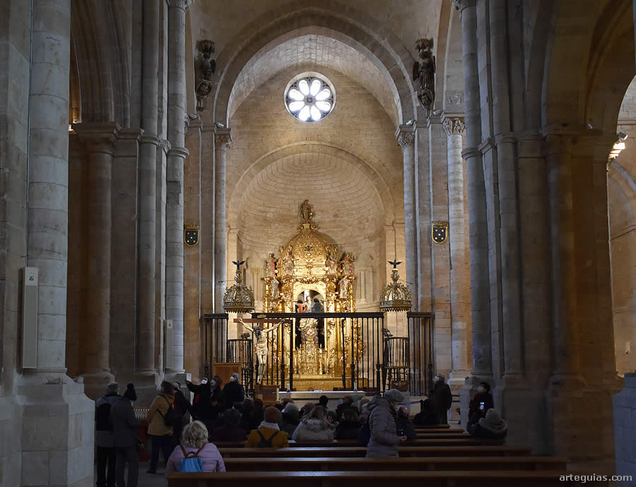 En el majestuoso interior de la colegiata