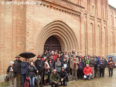 El grupo junto a la iglesia de San Lorenzo el Real de Toro