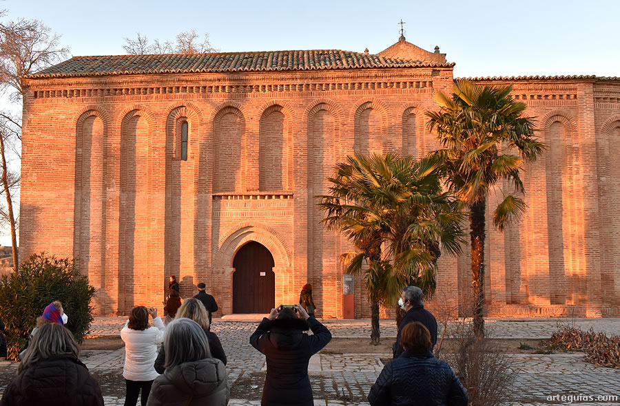 La c&aacute;lida luz del atardecer ilumin&oacute; la ermita de Nuestra Se&ntilde;ora de la Vega cuando lleg&aacute;bamos para visitarla
