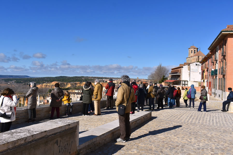 En el mirador sobre el puente medieval y el r&iacute;o Duero