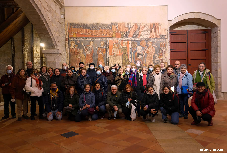 El grupo posa delante de uno de los fragmentos de pinturas