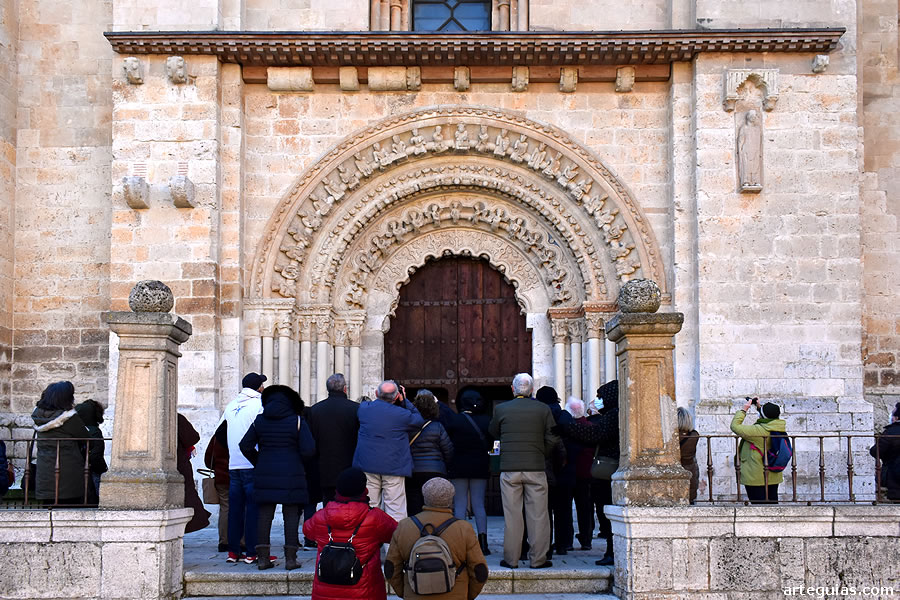 Delante de la magn&iacute;fica puerta norte