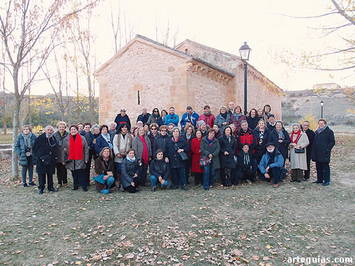 Foto de familia ante la Iglesia de la Vera Cruz de Maderuelo