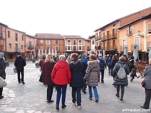 Paseando por la Plaza MAyor de Ayllón