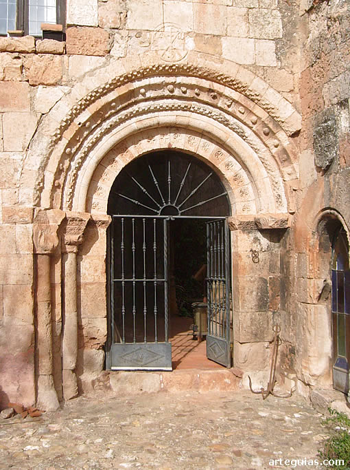 Puerta sur de la iglesia de San Juan, integrada en una vivienda particular