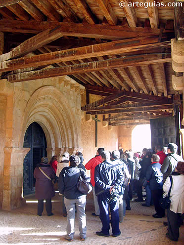 En el interior del pórtico de Santa María de Riaza
