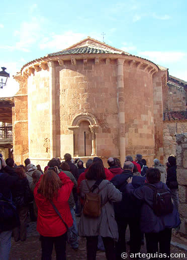 Rato dedicado a analizar la iconografía de los canecillos de la iglesia de San Miguel de Ayllón