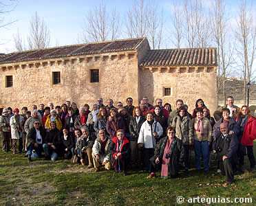 Foto del grupo delante de la Ermita de la Vera Cruz de Maderuelo