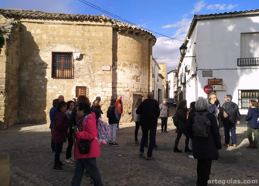 Junto al &aacute;bside rom&aacute;nico de la iglesia de San Pedro