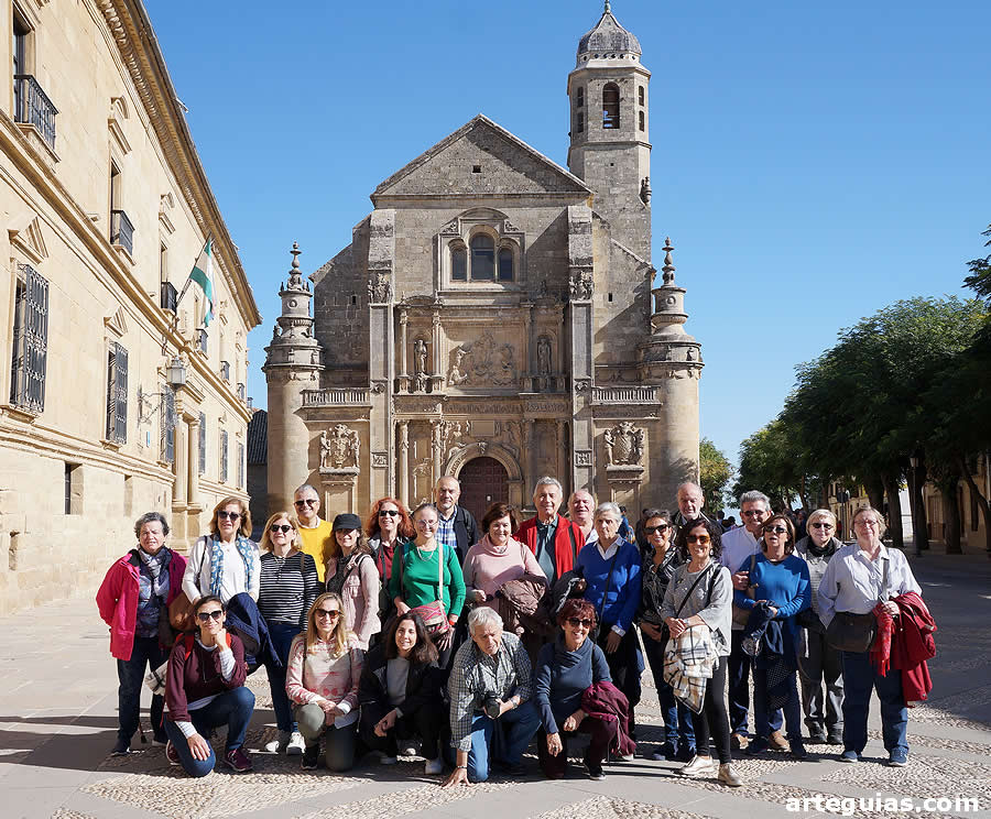 Foto de familia delante de la Sacra Capilla de El Salvador de &Uacute;beda