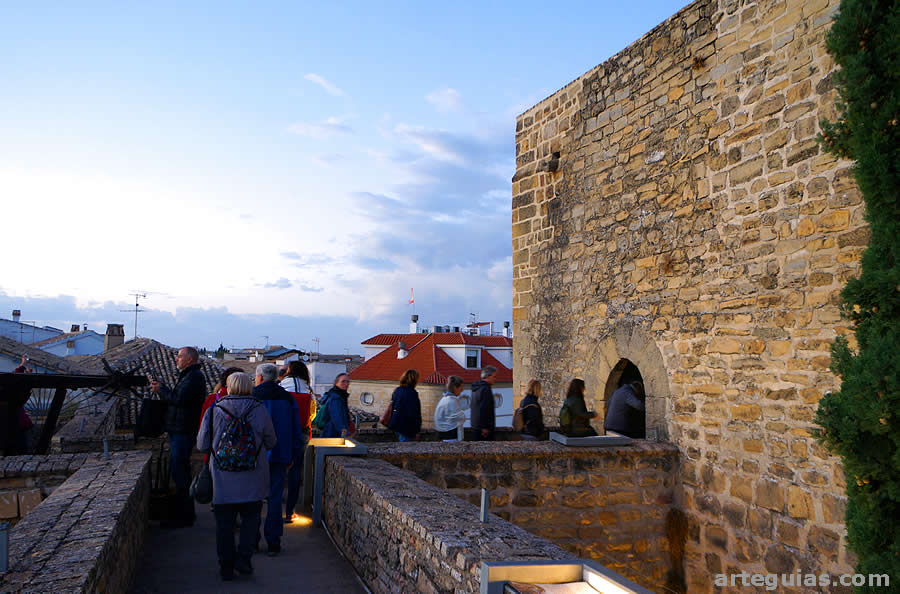 Subida a la muralla medieval