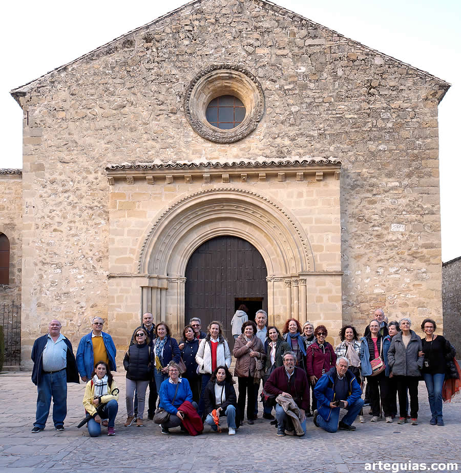 El grupo posando delante de la iglesia rom&aacute;nica de Santa Cruz