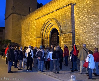 Anocheciendo frente a la iglesia del Salvador