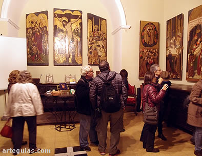 Contemplando pinturas góticas en la iglesia de San Andrés de Baeza
