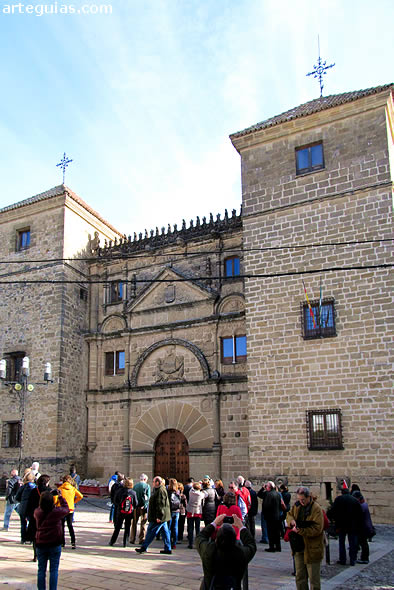 Ante el palacio conocido como la Casa de las Torres