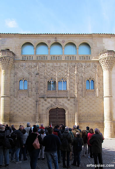 Enfrente de la iglesia está la fabulosa fachada del Palacio de Jabalquinto